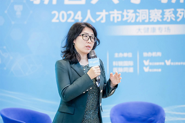 嘉宾在大健康人力资源趋向沙龙现场与在场嘉宾分享人力资源工作的战术设定步骤论